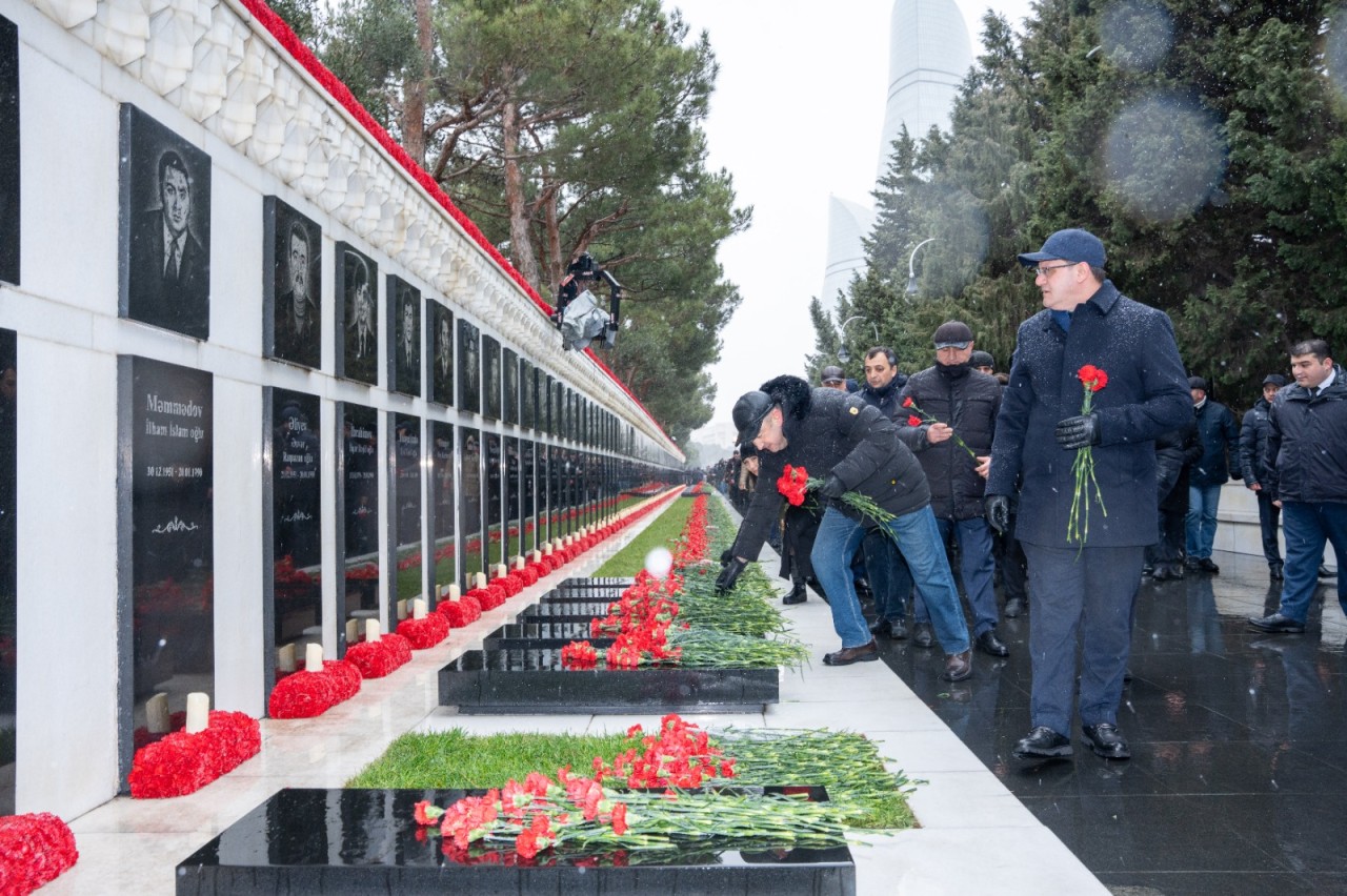 ETSN klollektivi Şəhidlər xiyabanını ziyarət etdi - FOTOLAR